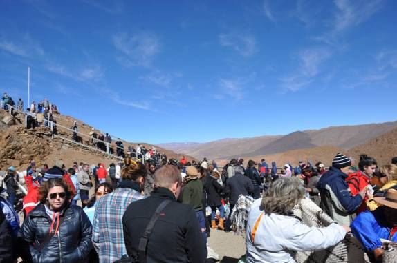 Turistas desembarcam no viaduto La Polvorilla, na região de San Antonio de Los Cobres - Argentina